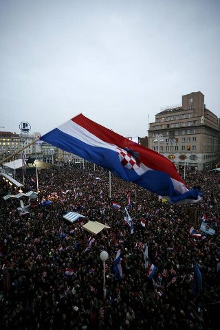 Veliko slavlje na Trgu bana Jelačića, desetine tisuća ljudi čeka generale Gotovinu i Markača!

uživo pratite OVDJE -> http://bit.ly/XLREfP