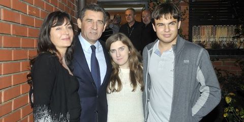 Nakon više od deset godina general Ante Gotovina stigao je kući!

U društvu obitelji i prijatelja proslavio je oslobađajuću presudu
Na slici: Ante i Dunja Gotovina sa djecom <3

cijeli članak+fotogalerija -> http://bit.ly/XLREfP
FOTO: Bruno Konjević/CROPIX