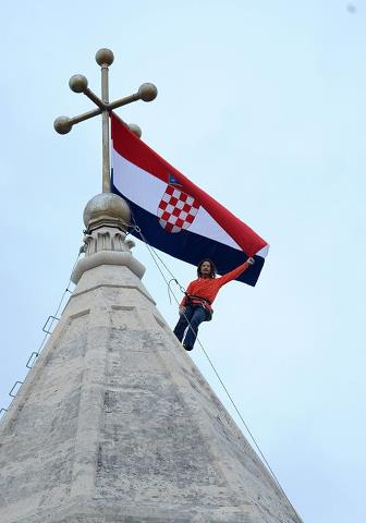 FOTO U čast oslobađajuće presude generalima: Poznati alpinist uspeo se na zvonik svetog Dujma i objesio hrvatsku zastavu... Veliki LIKE! :-) http://bit.ly/S4VJa3